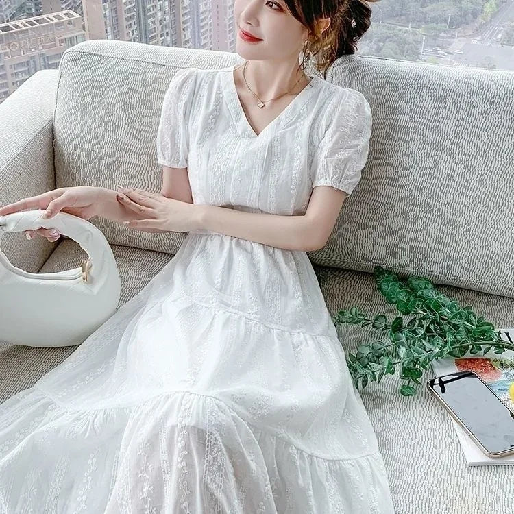 Delicado vestido de renda perfeito para os dias quentes