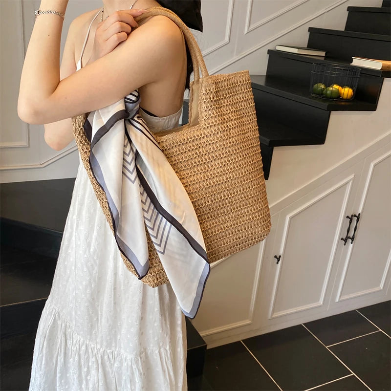 Bolsa de Palha com Lenço Decorativo